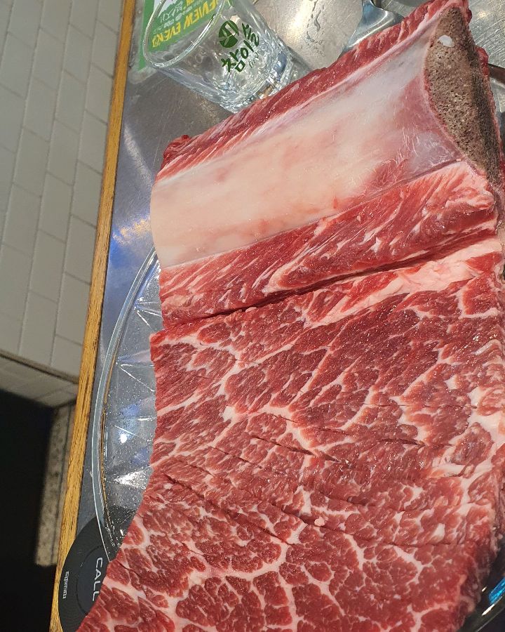 선명한 마블링이 돋보이는 두툼한 왕갈비