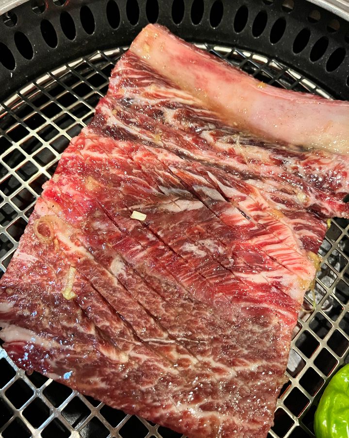 숯불 위에서 맛있게 익어가는 왕갈비