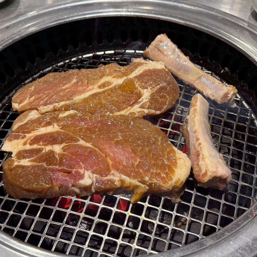 숯불 위에서 익어가는 갈비