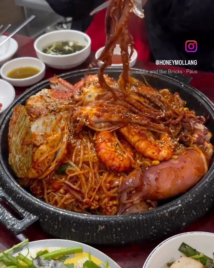 다양한 해산물이 푸짐하게 들어간 해물찜