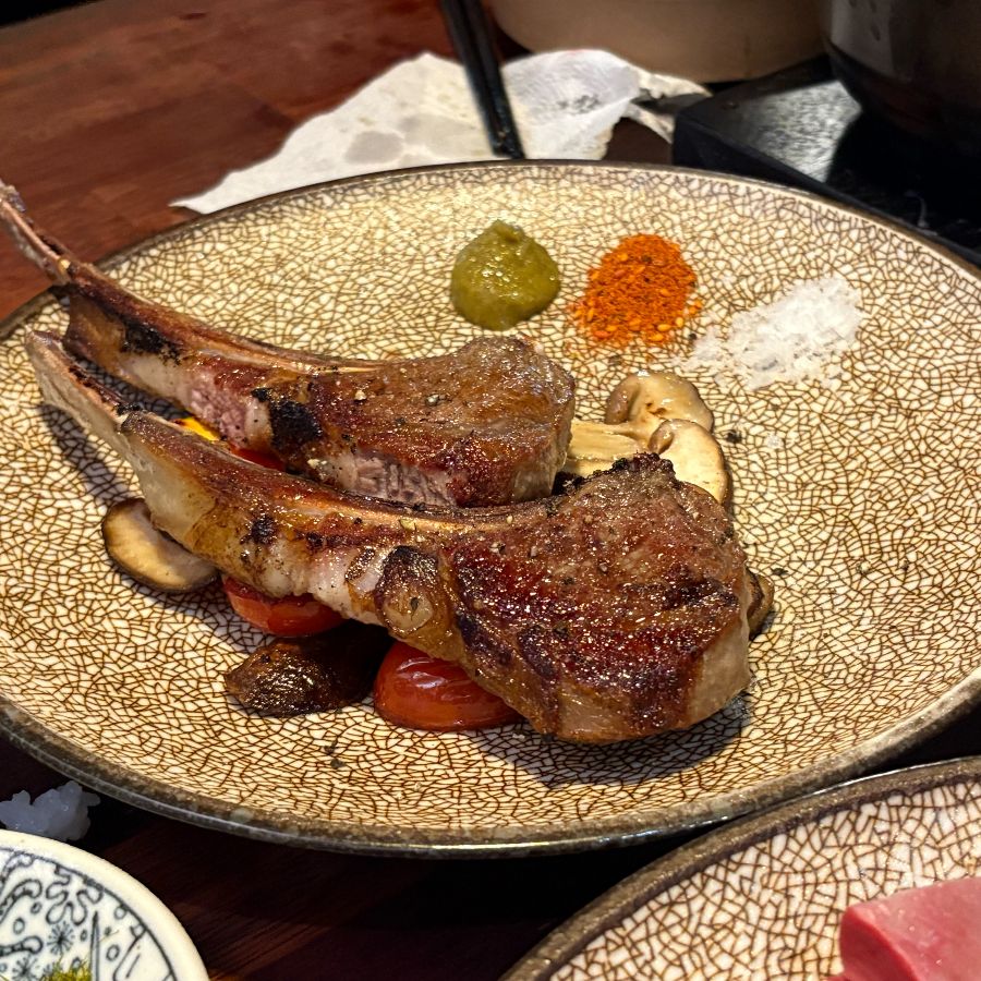 숯불 향이 가득한 양갈비