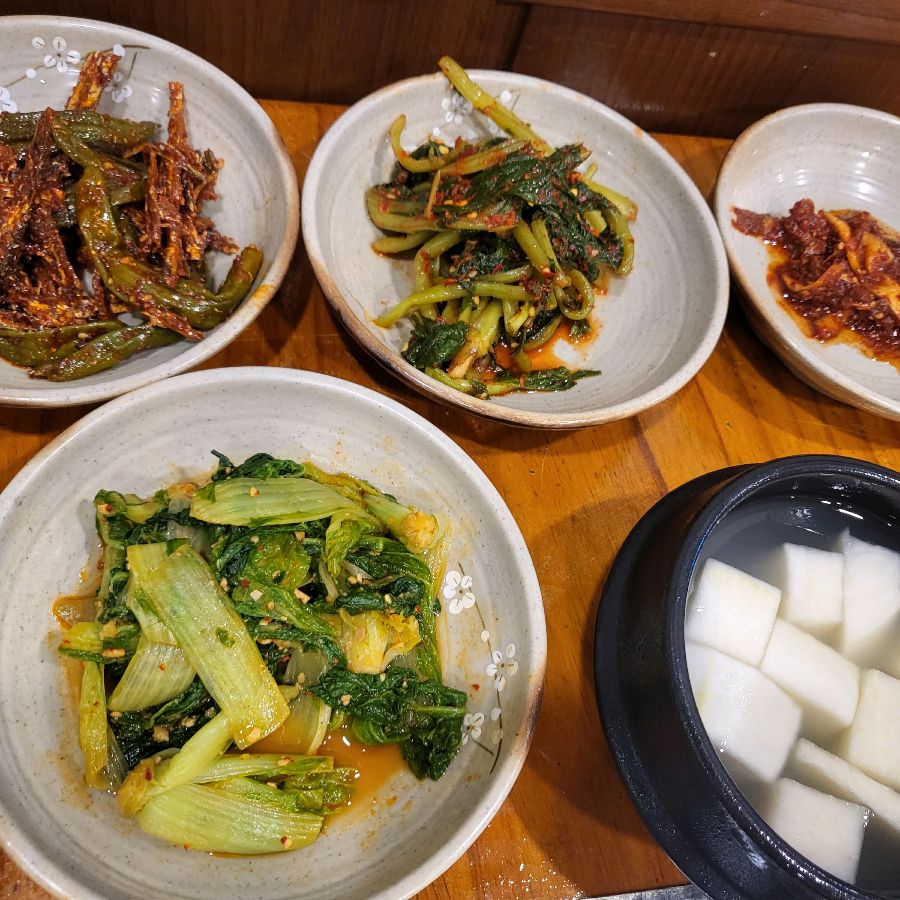 정갈하고 맛깔스러운 밑반찬