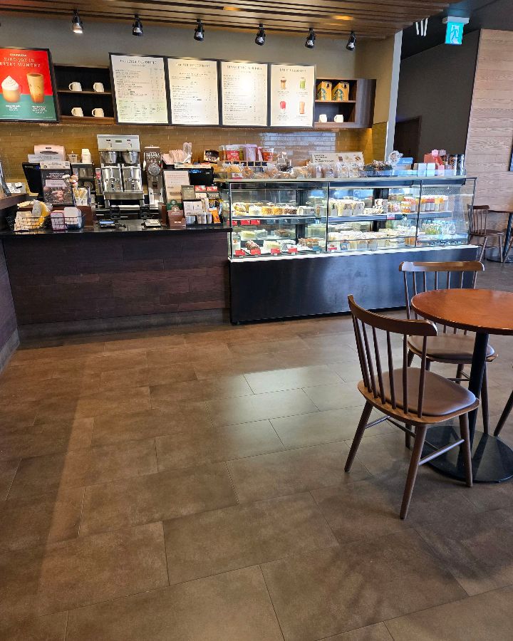 다양한 디저트와 음료가 진열된 쇼케이스