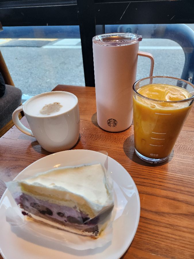 카페라떼와 블루베리 마블 치즈 케이크