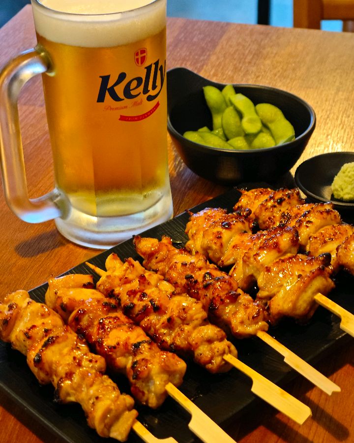 윤기가 좌르르 흐르는 닭꼬치와 시원한 생맥주 한 잔