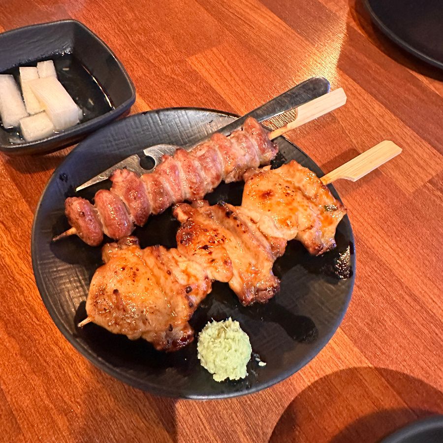 노릇하게 구워진 닭꼬치와 쫄깃한 염통꼬치