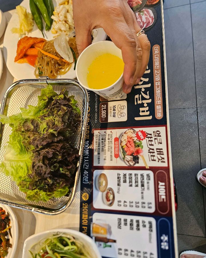 쌈 채소에 고기를 얹어 한 입 가득