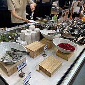 샐러드바에서 다양한 메뉴를 직접 가져다 먹을 수 있습니다.