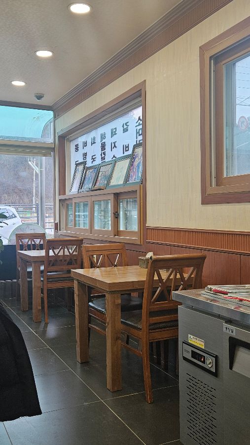 국수일번지 내부 좌석: 편안한 분위기에서 식사를 즐길 수 있다.