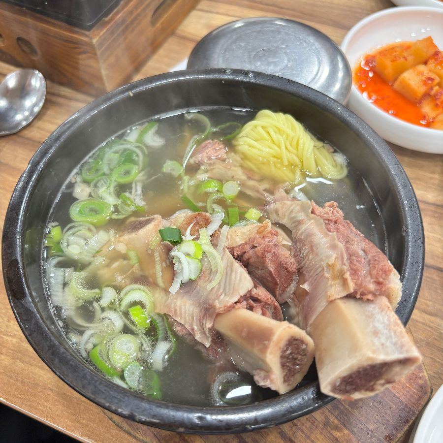 국수일번지의 갈비탕: 큼지막한 갈빗대가 푸짐하게 담겨 있다.