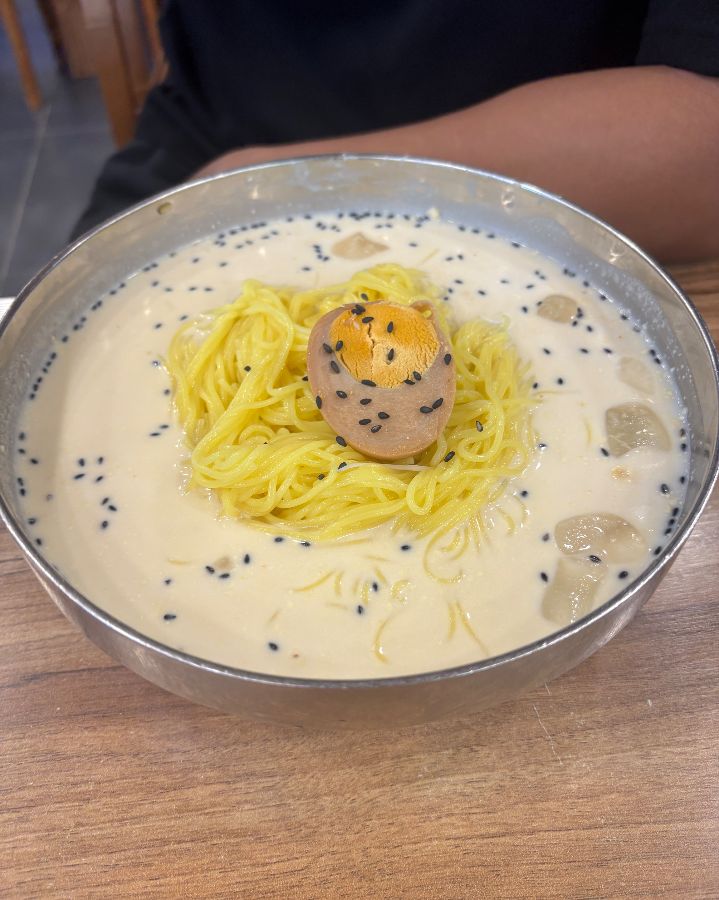 국수일번지의 콩국수: 걸쭉하고 진한 콩 국물이 인상적이다.