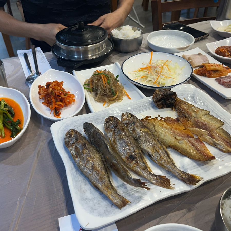 굴비와 다양한 반찬들