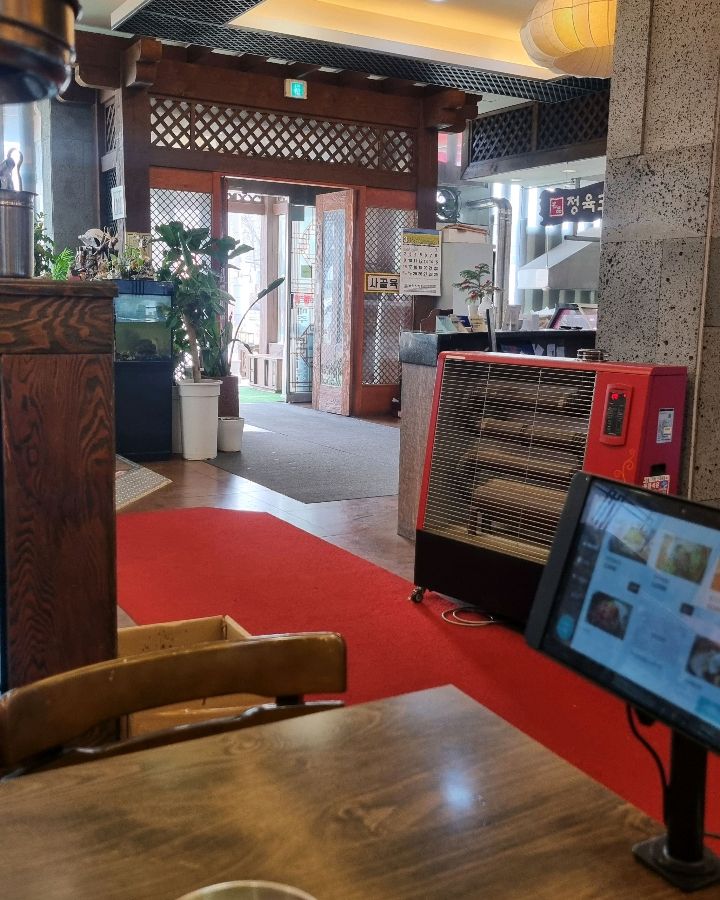 깔끔하고 넓은 한우명가의 내부 전경