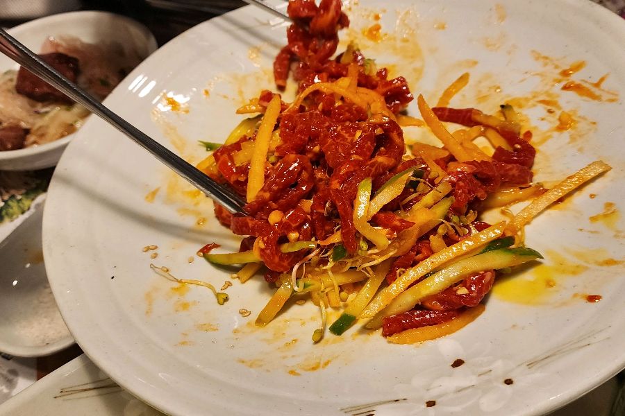 신선하고 붉은 빛깔의 육회