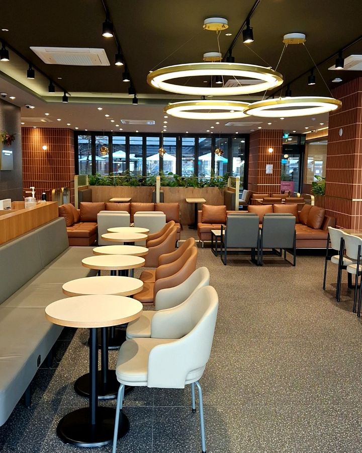 편안한 소파 좌석과 은은한 조명이 어우러진 내부