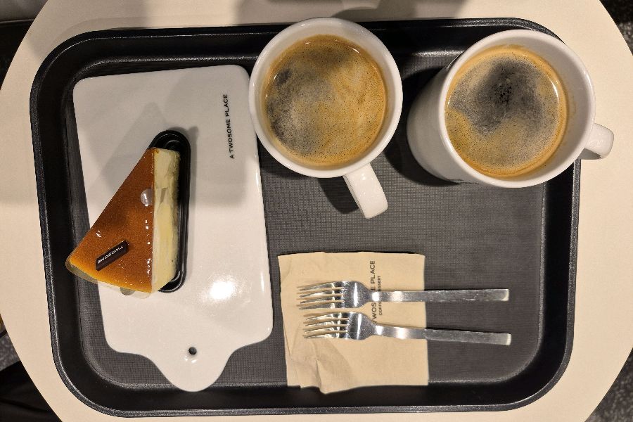 따뜻한 아메리카노와 달콤한 케이크의 완벽한 조화