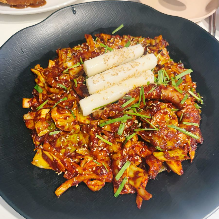 윤기가 흐르는 낙지볶음과 쫄깃한 떡사리의 조화