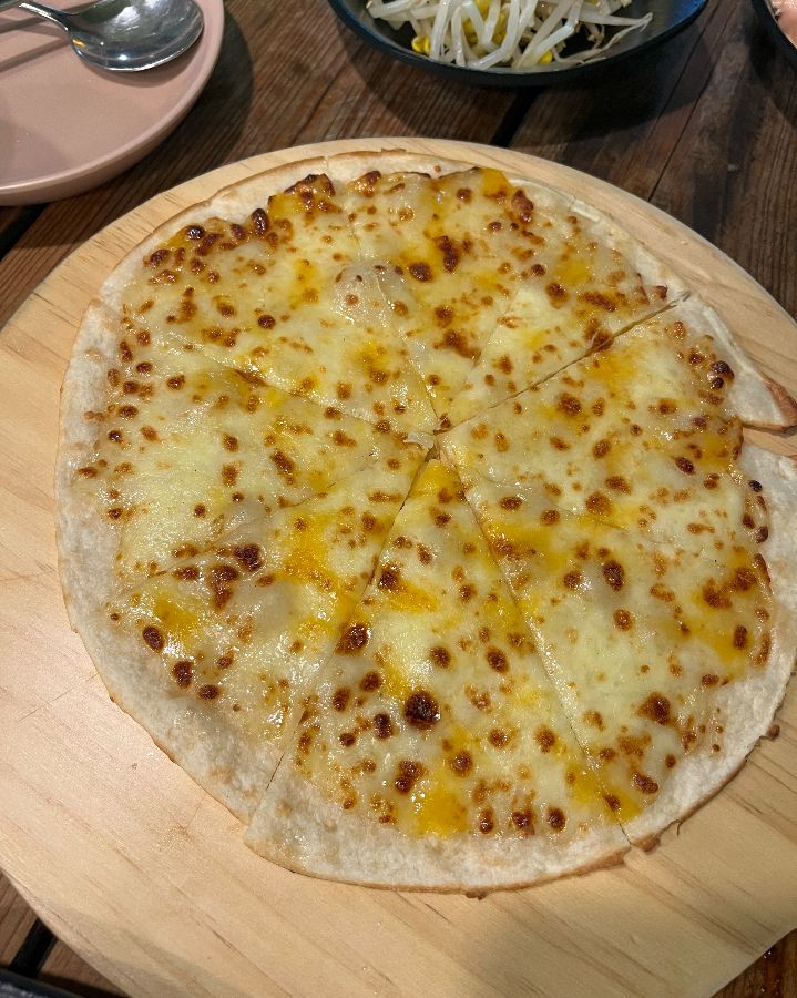 고소한 풍미가 일품인 고르곤졸라 피자