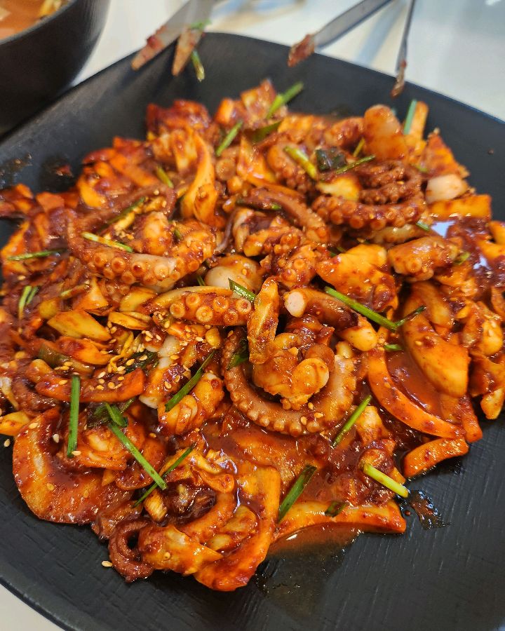 매콤한 양념이 돋보이는 낙지볶음