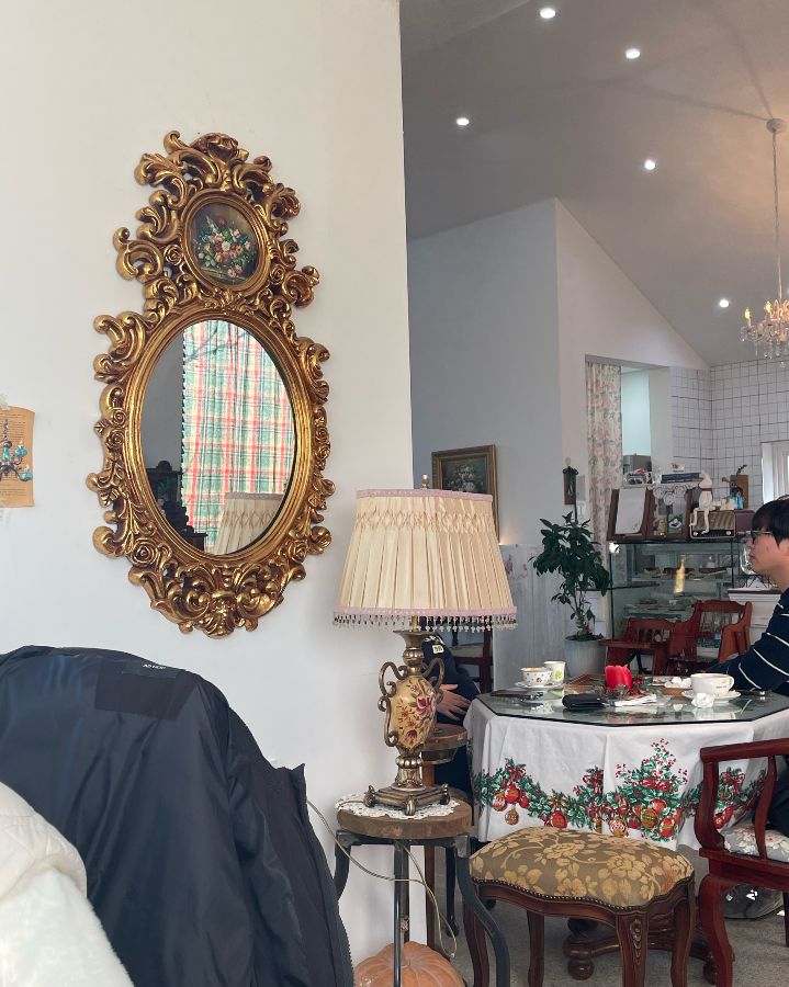 앤트리카페 내부의 앤티크한 거울과 테이블