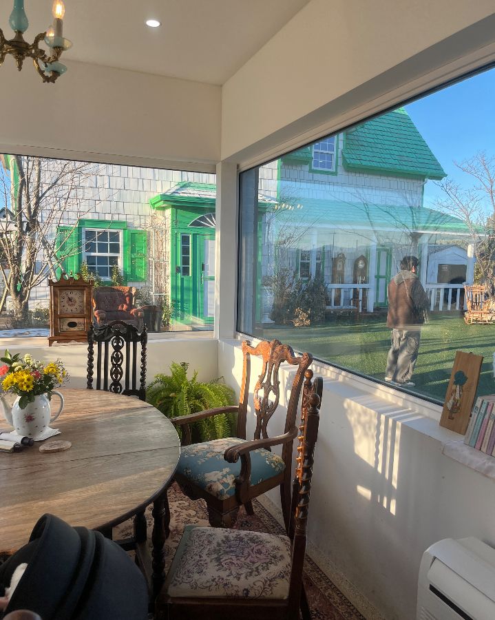 창밖으로 보이는 초록색 앤 하우스