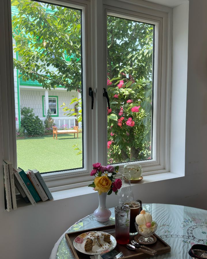 앤트리카페 창밖으로 보이는 풍경