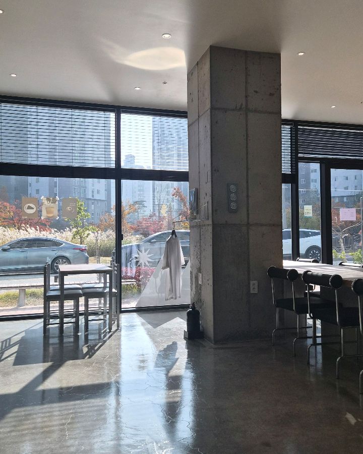 통창으로 들어오는 햇살이 가득한 카페 내부