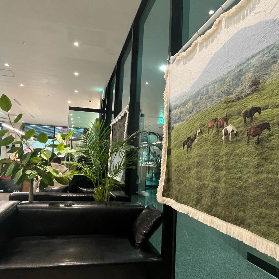 카페 내부의 감각적인 인테리어