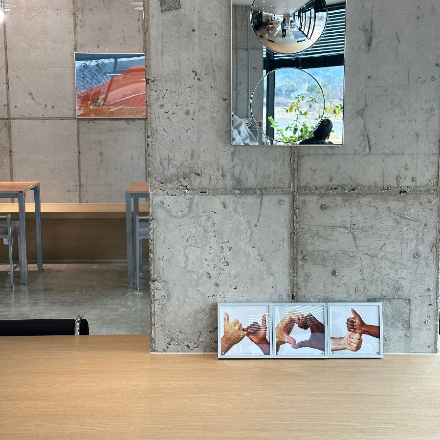 콘크리트 벽에 걸린 그림 액자들