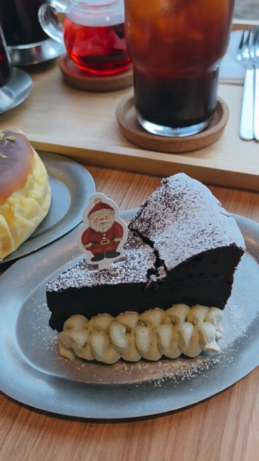 눈 덮인 듯한 슈가 파우더가 뿌려진 촉촉한 갸또 쇼콜라