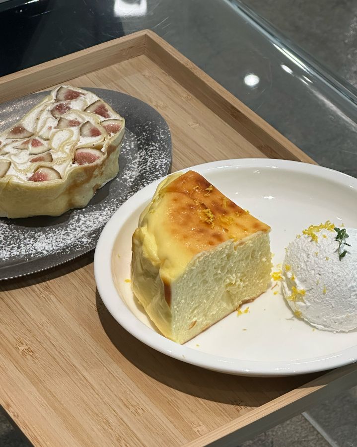 상큼한 레몬 제스트가 뿌려진 바스크 치즈 케이크