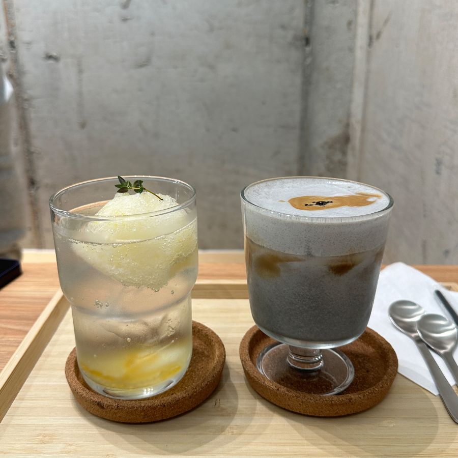 유자 스파클링과 흑임자 라떼