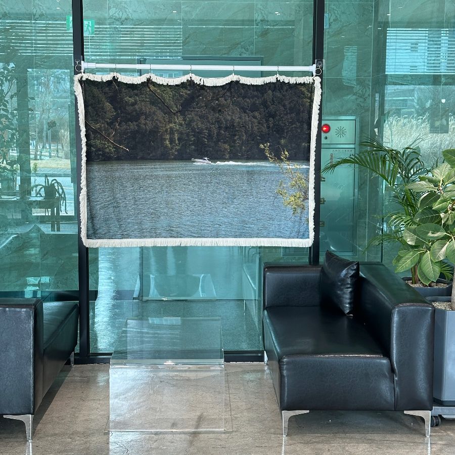 카페 입구의 세련된 인테리어