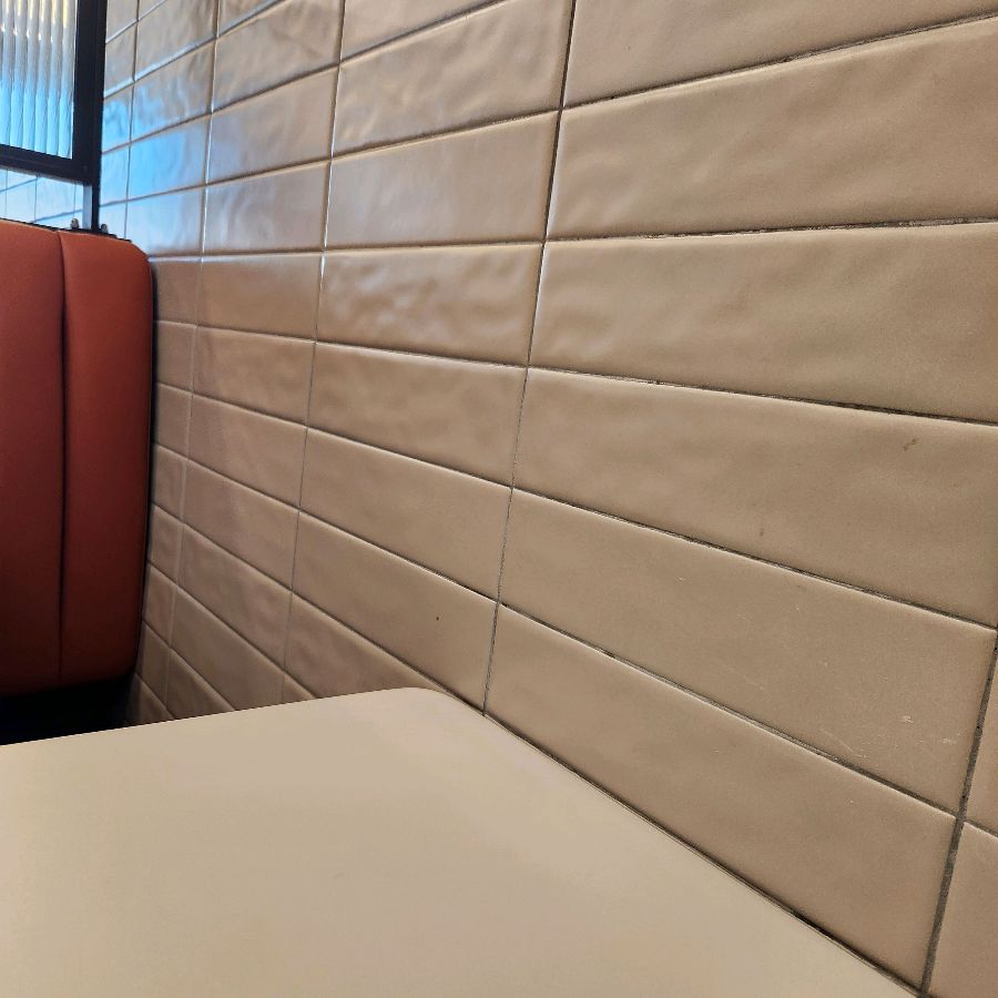 벽돌 질감의 인테리어와 푹신한 좌석이 편안함을 더합니다.