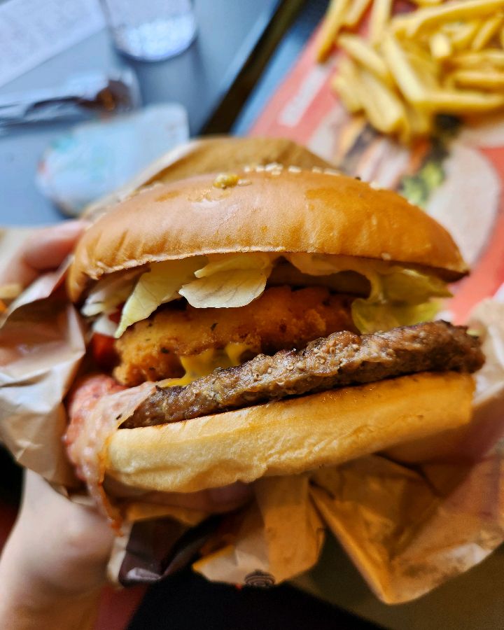 두툼한 패티와 신선한 야채가 듬뿍 들어간 버거의 모습입니다.