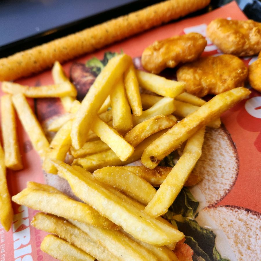 갓 튀겨져 나온 따끈한 감자튀김과 치즈스틱은 환상의 조합입니다.