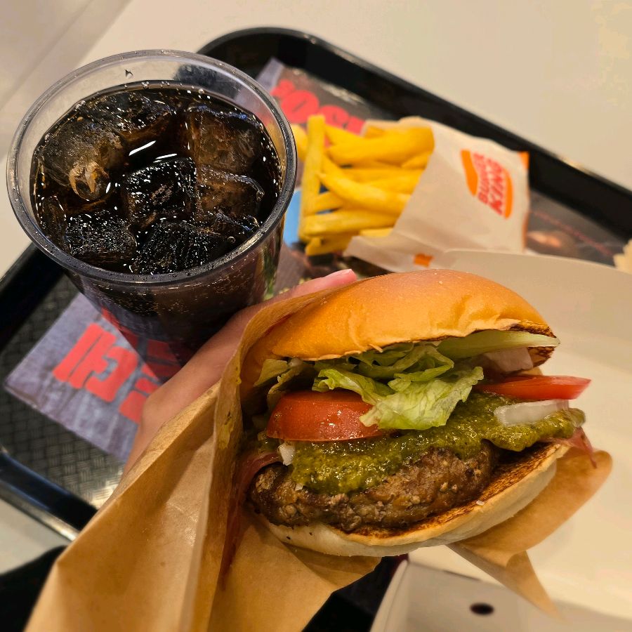 살사베르데 버거 세트의 모습. 바질 향이 향긋하게 느껴집니다.