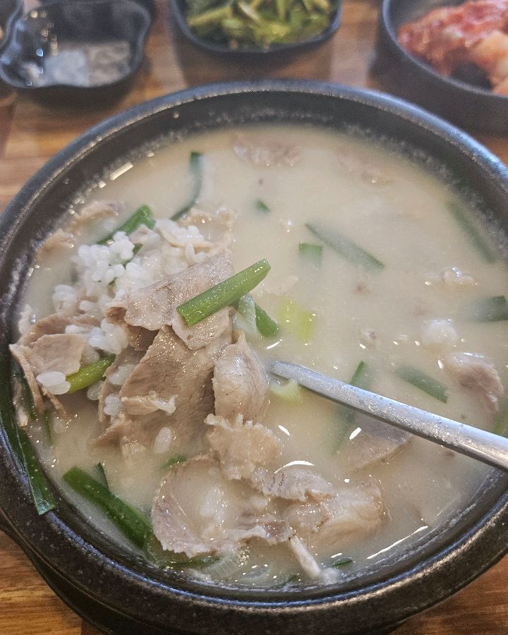 순대와 고기가 가득한 순대국밥