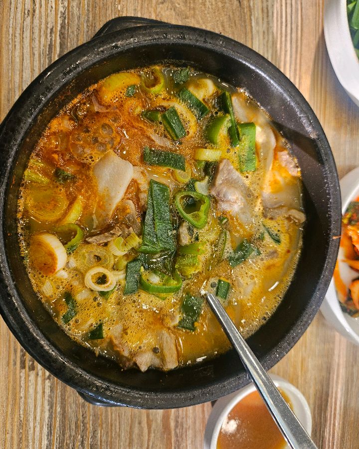 얼큰해 보이는 순대국밥