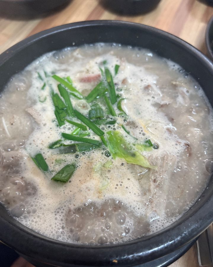 뽀얀 국물의 순대국밥