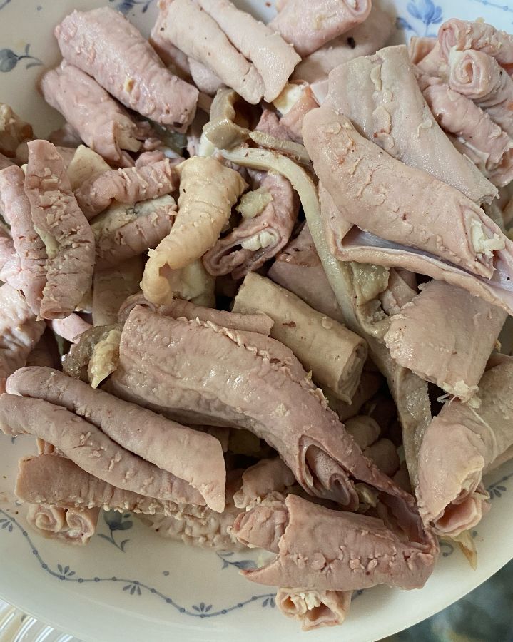 푸짐하게 담긴 돼지 내장