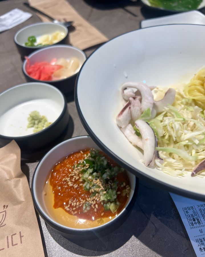 신선한 해산물과 채소가 어우러진 곁들임 메뉴