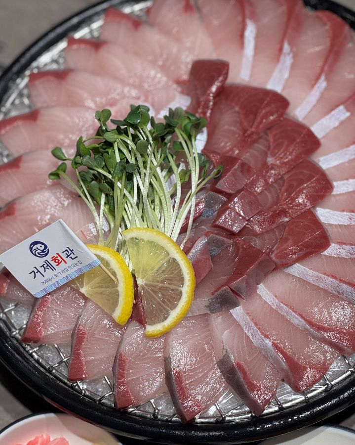 입 안에서 살살 녹는 듯한 방어회의 아름다운 자태