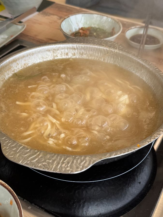 칼국수 면이 끓고 있는 모습