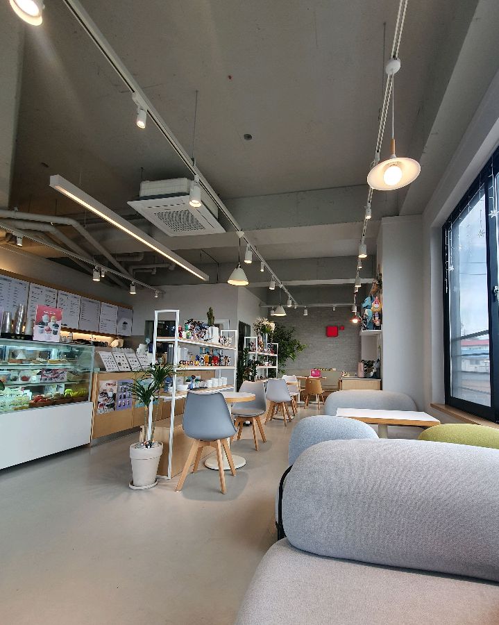 넓고 깔끔한 요거프레소 내부