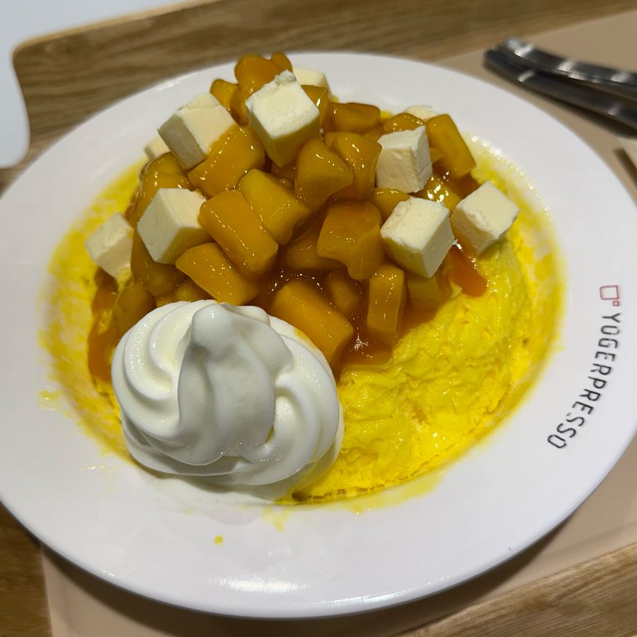 망고 과육이 듬뿍 올라간 요거프레소 빙수