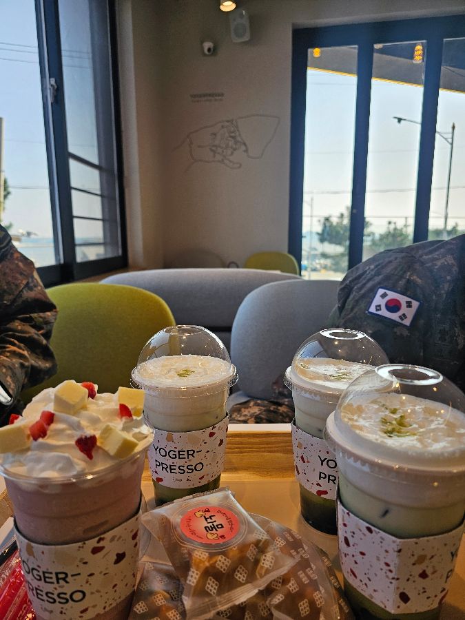 다양한 음료와 군인에게 제공되는 서비스