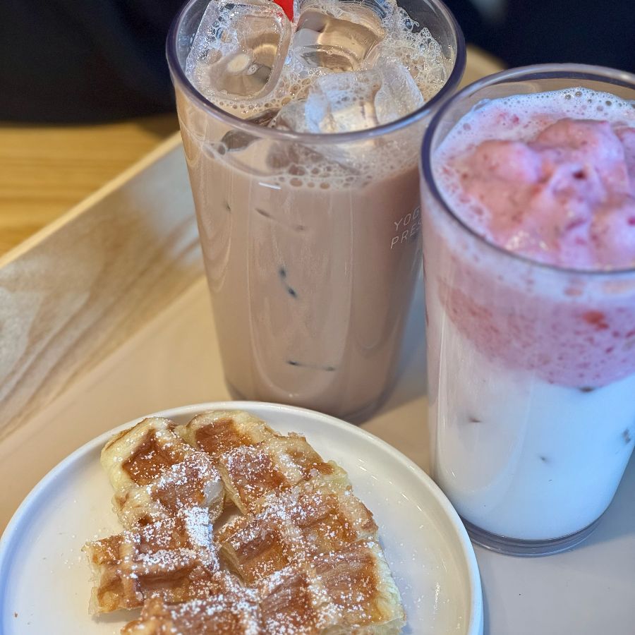 시원한 음료와 와플