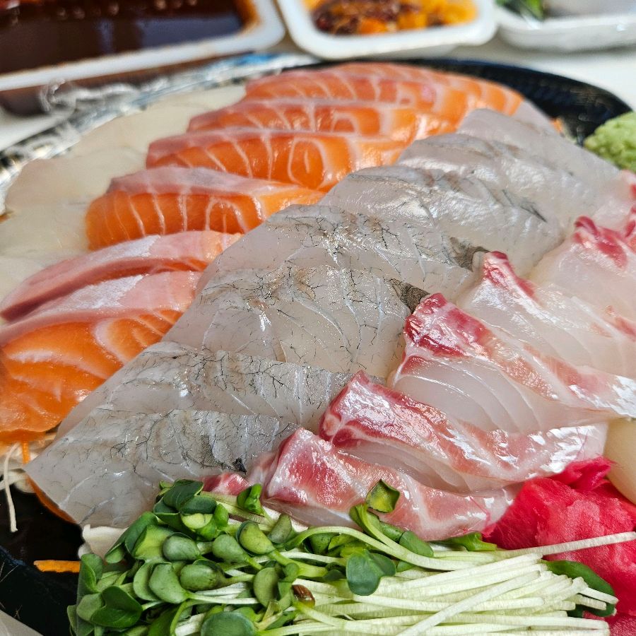 신선함이 느껴지는 모듬회 클로즈업