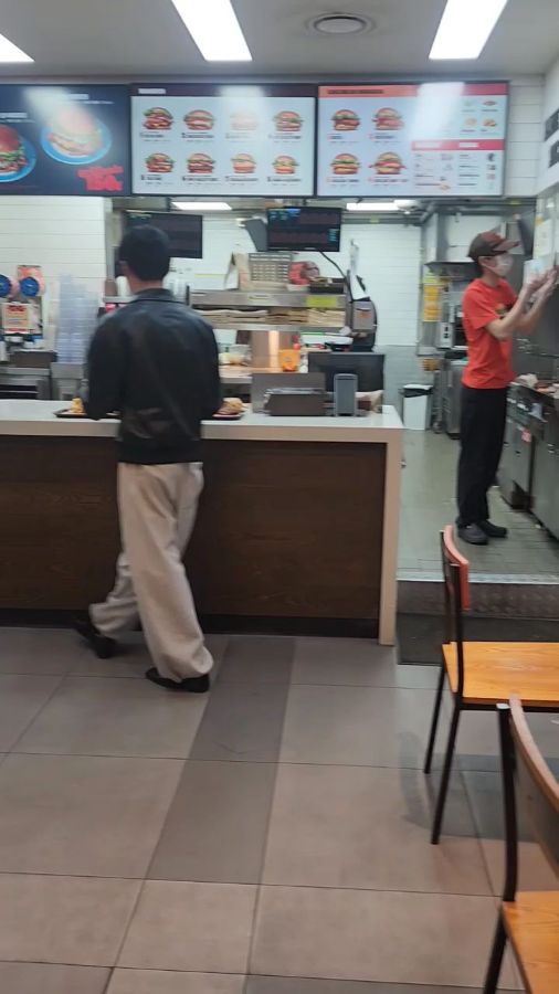 주문 카운터와 깔끔하게 정돈된 주방